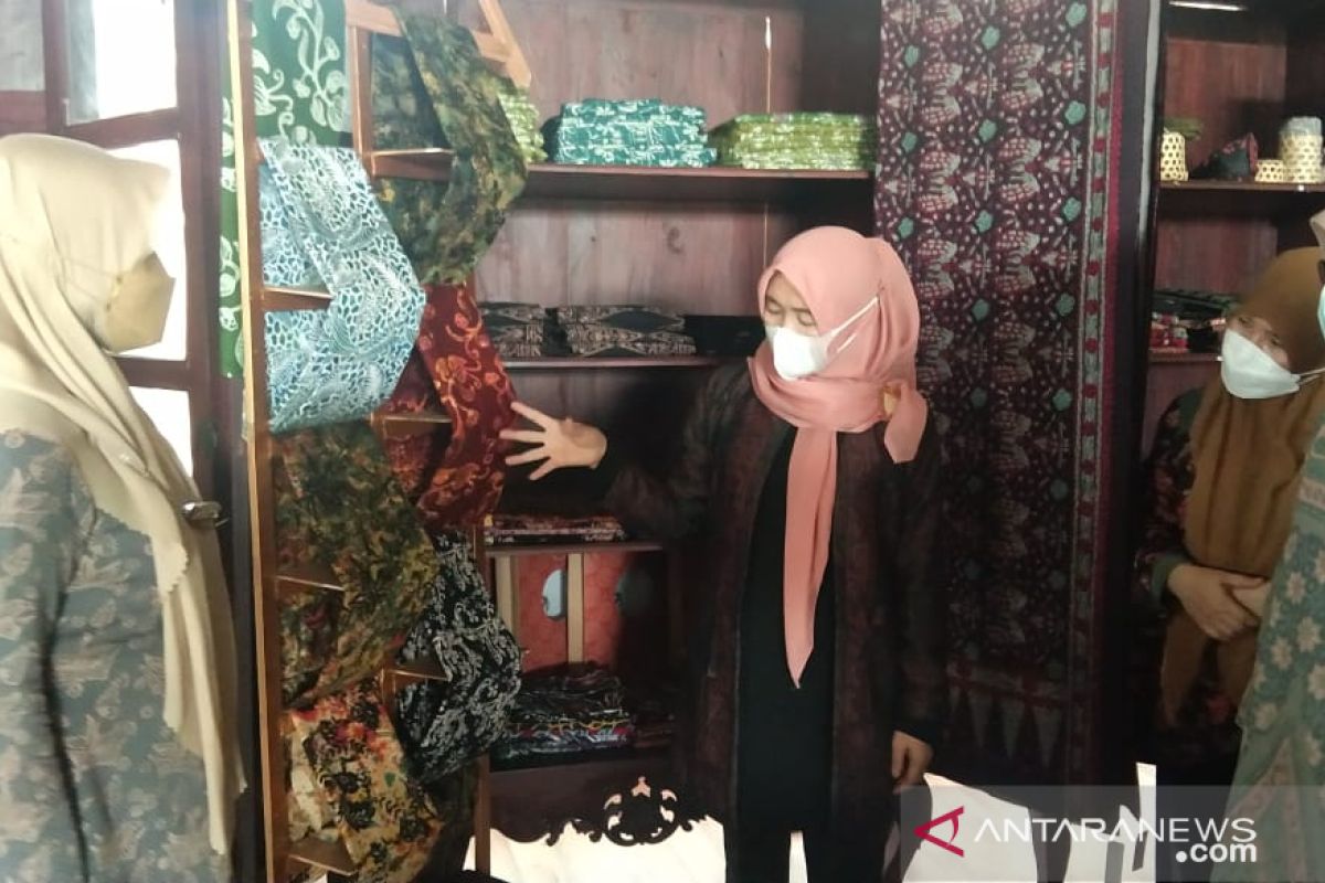 Dekranasda Jambi seleksi produk kerajinan untuk pameran nasional