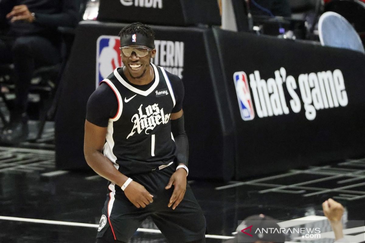 Reggie Jackson bertahan  di Clippers dua musim lagi