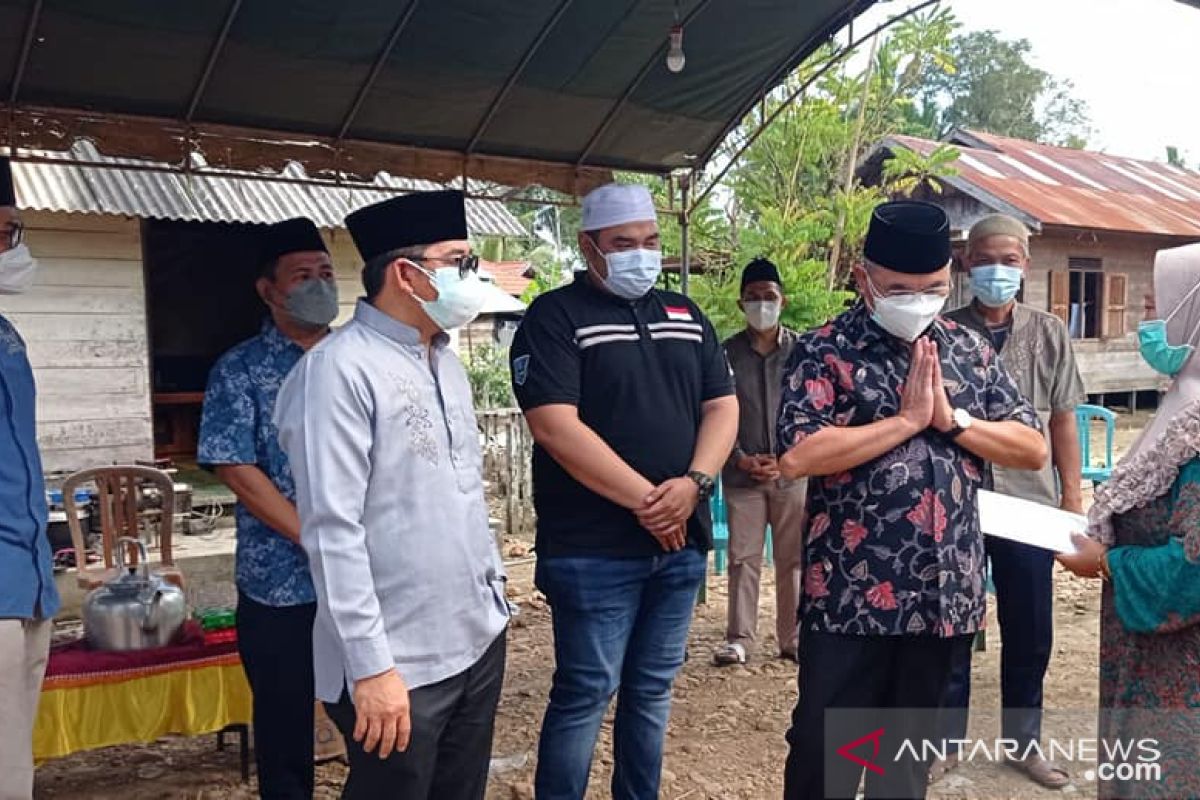 Bupati dan Wabup HSS bertakziah ke rumah duka Almarhum Ayub