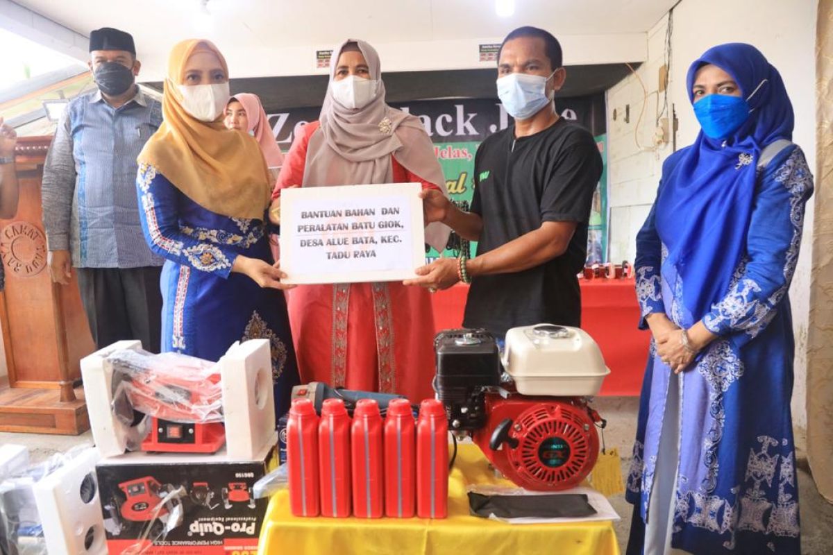 Dekranasda Aceh bantu perajin aksesoris batu giok di Nagan Raya