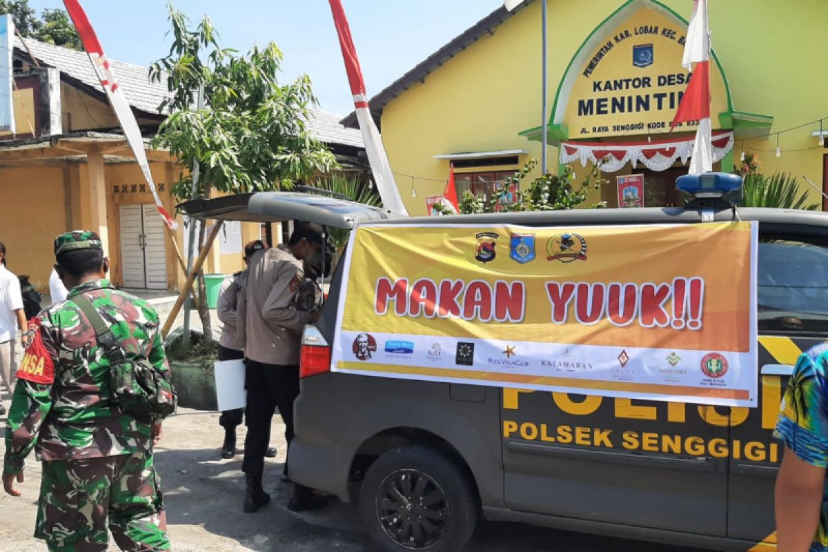 TNI-Polri dan pelaku wisata Senggigi bagikan 300 boks paket makanan