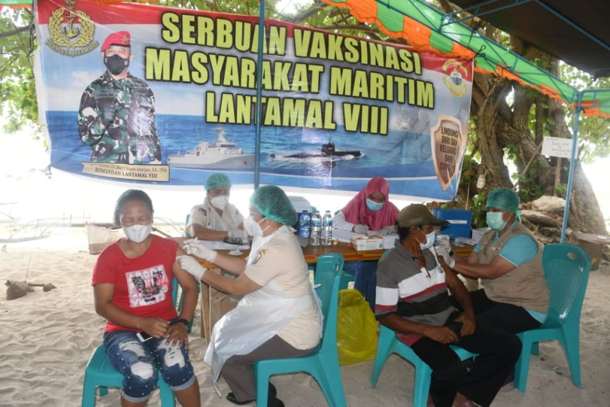 TNI AL gelar vaksinasi di Pantai Kinunang Likupang Sulut