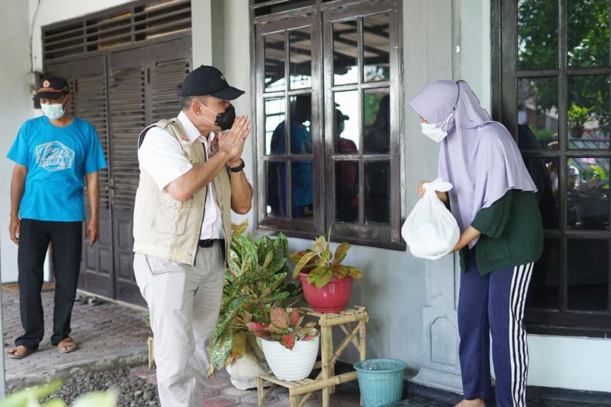Bambang Haryo bagikan sembako kepada warga isoman di Sidoarjo