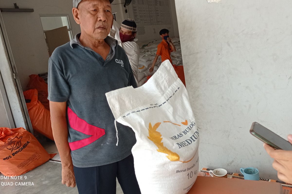 Bulog Lebak-Pandeglang distribusikan beras 2.000 ton bagi warga terdampak COVID-19