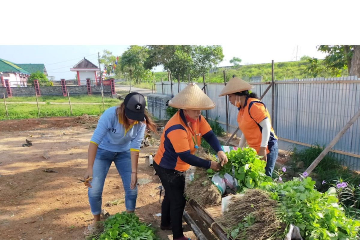 Warga binaan dan petugas berikan bantuan sembako dan sayuran hasil panen