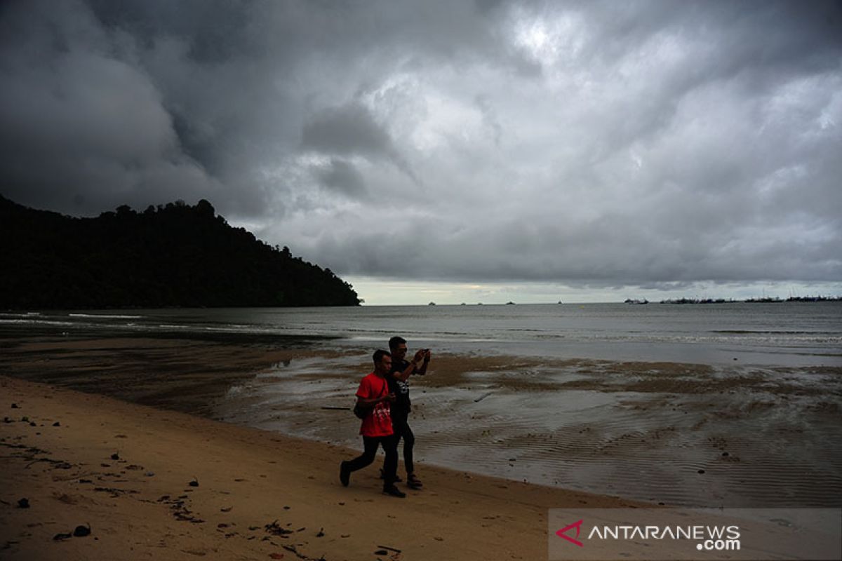 Kamis, mayoritas wilayah Indonesia berawan