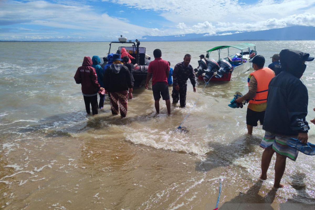 Tim SAR Kaimana evakuasi penumpang perahu bocor di Pulau Mandais
