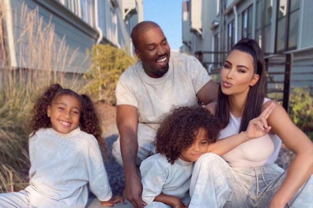 Prioritaskan anak, Kim Kardashian tak masalah pergi bersama Kanye West