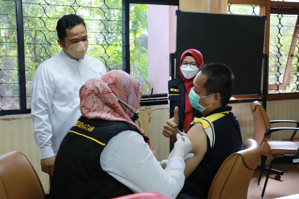 Tangerang health workers start receiving COVID-19 vaccine boosters