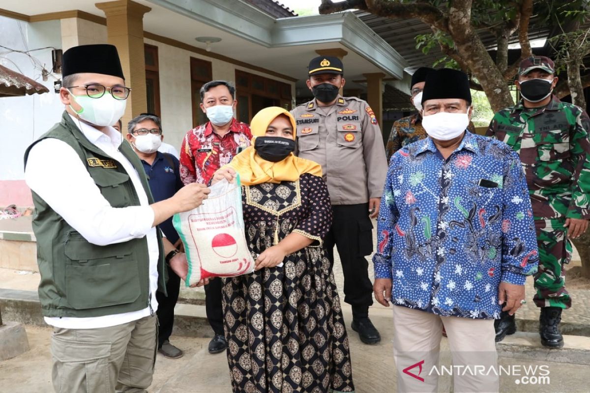 Bupati Bangkalan  pimpin pendistribusian bantuan sembako