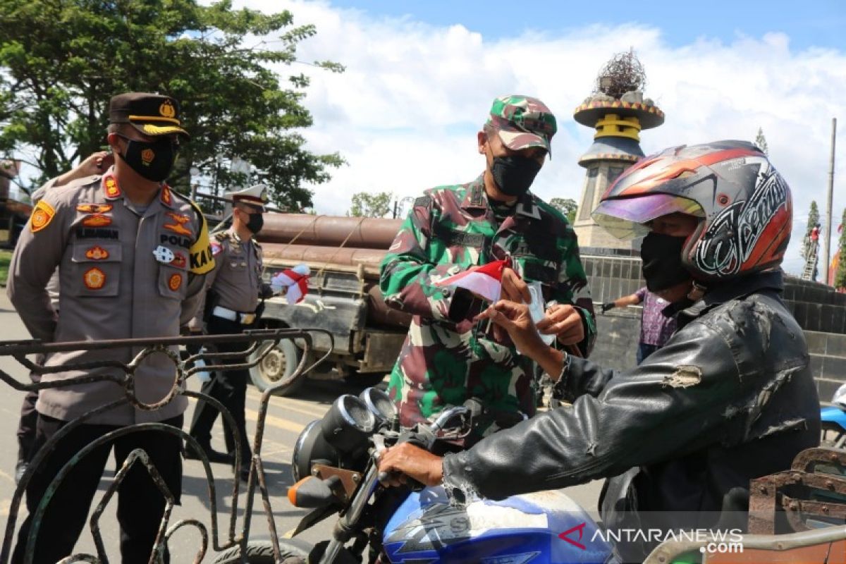 Polres-Kodim bagikan bendera dan masker  kepada masyarakat di Gunungsitoli