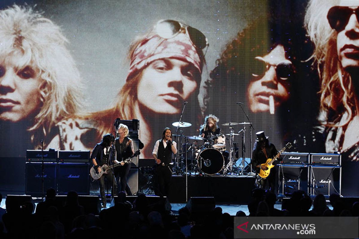 Guns N' Roses rilis lagu baru sejak 2008 lewat "Absurd"