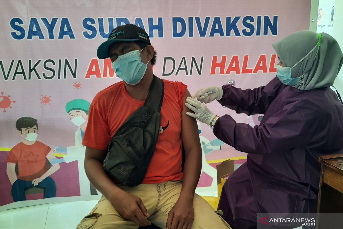 Satgas COVID-19 vaksinasi warga Suku Anak Dalam