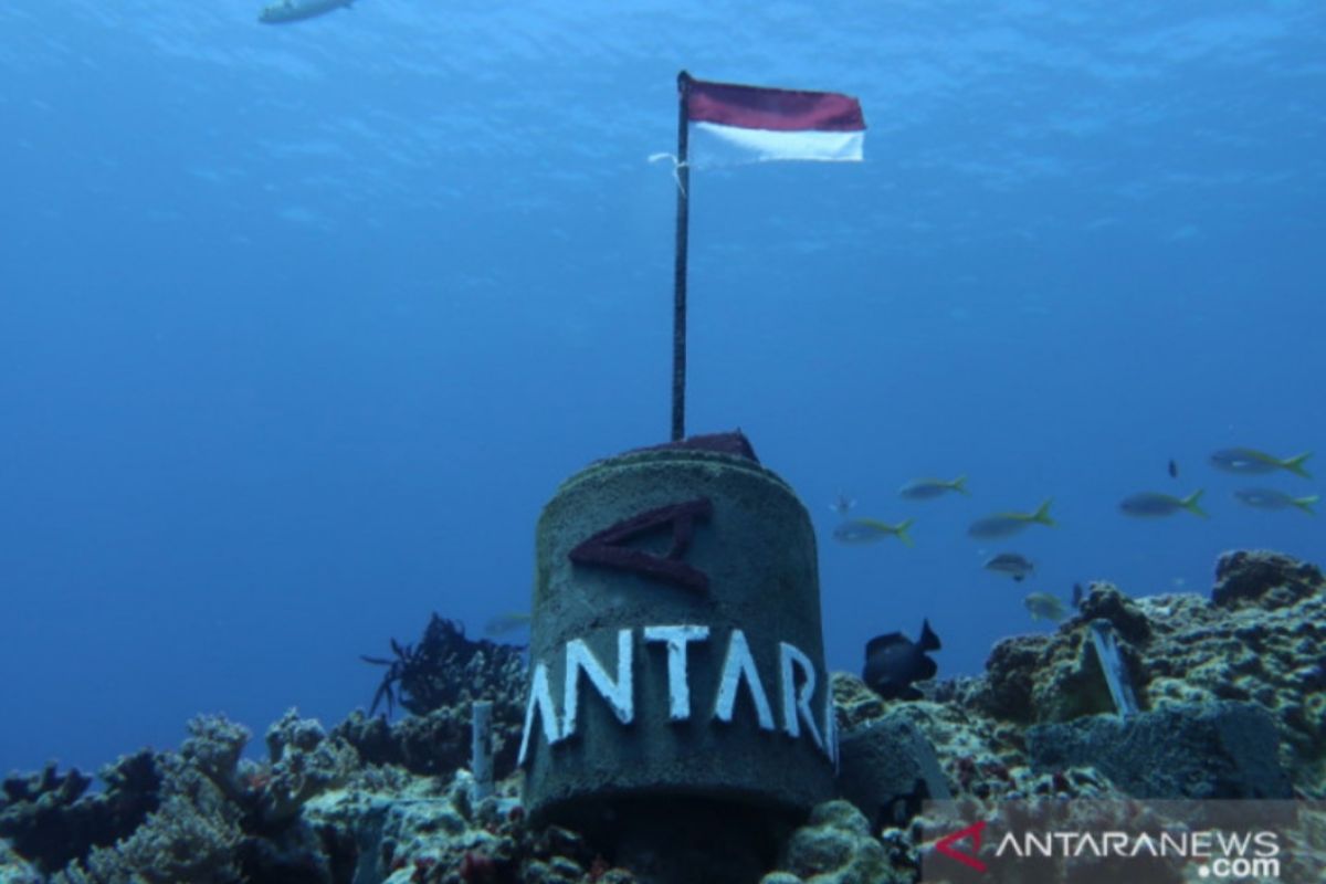 Angin kencang tak surutkan pemasangan  Tugu ANTARA di dasar laut Natuna