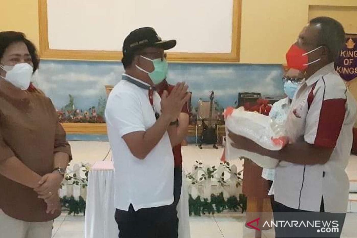 Pemkot Bitung salurkan bantuan sosial melalui tempat ibadah