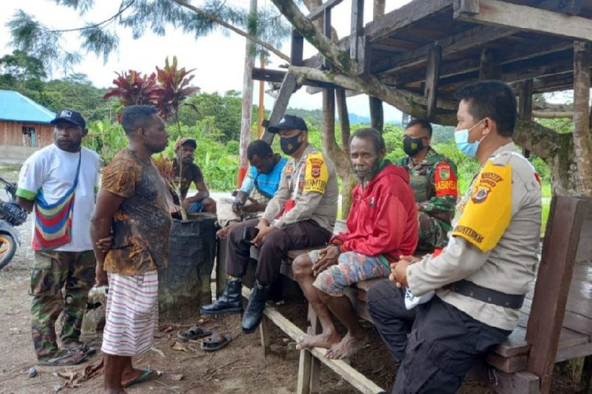 TNI/Polri di Nabire ingatkan warga untuk lakukan vaksinasi COVID-19