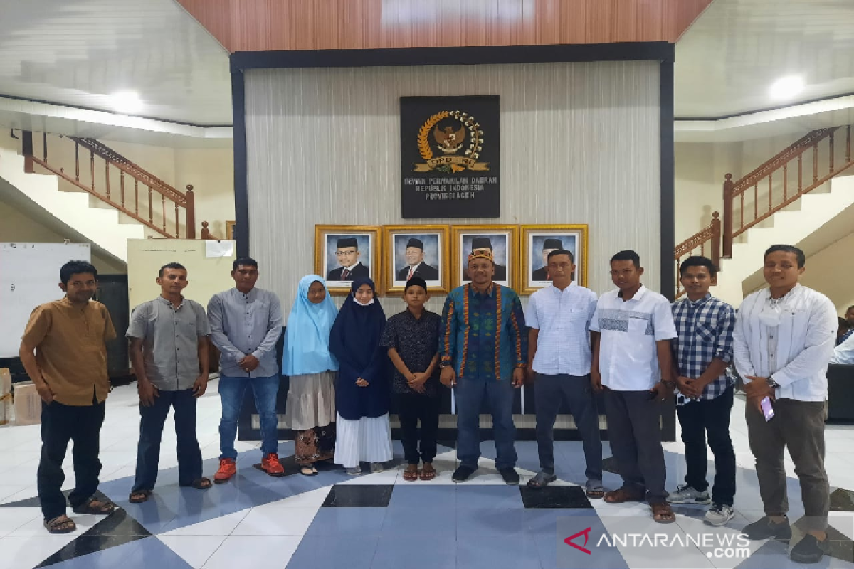 Anggota DPD RI asuh enam siswa asal Pulau Aceh