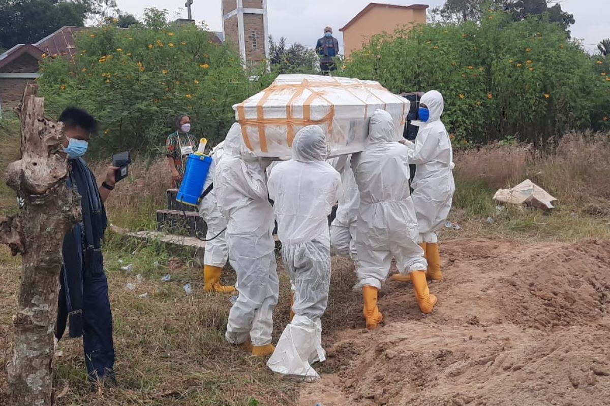 Polisi amankan proses pemakaman warga terpapar COVID-19 di Toba