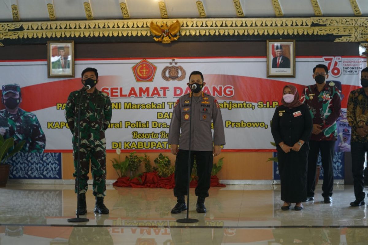 Panglima TNI dan Kapolri meninjau penerapan aplikasi Silacak di Sleman
