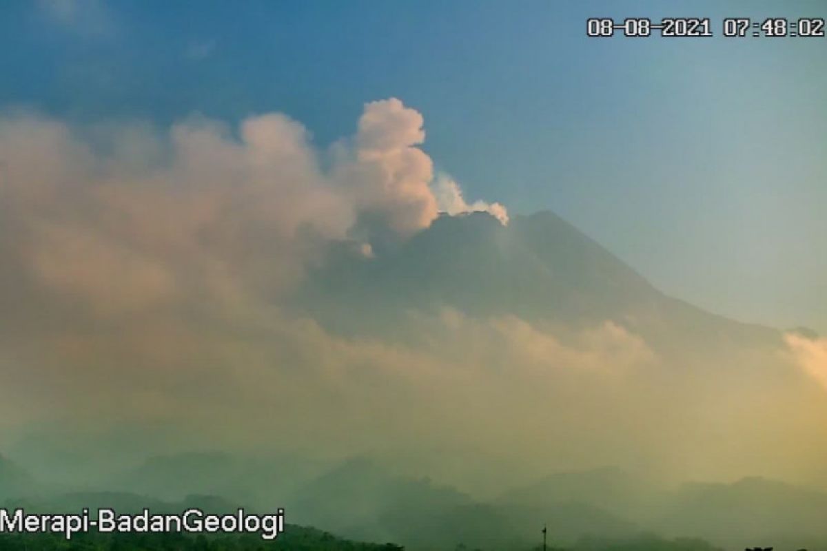 Awan panas guguran meluncur lima kali dari Gunung Merapi jarak luncur 1.100-3.000 meter