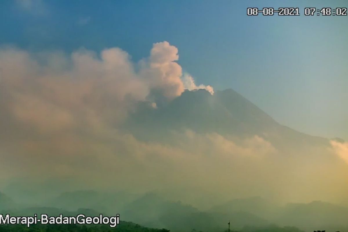 Hujan abu tipis guyur sejumlah wilayah lereng Gunung Merapi