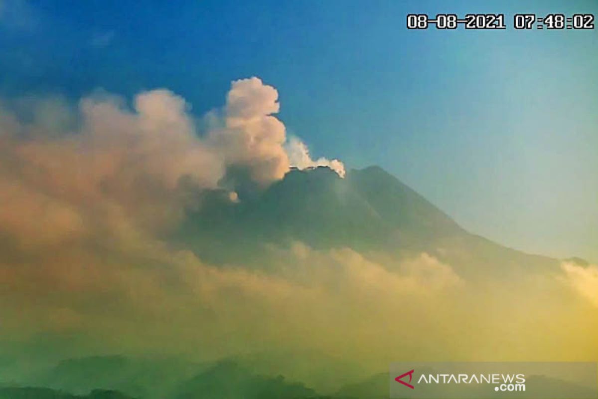 Hujan abu tipis guyur sejumlah wilayah di lereng Gunung Merapi