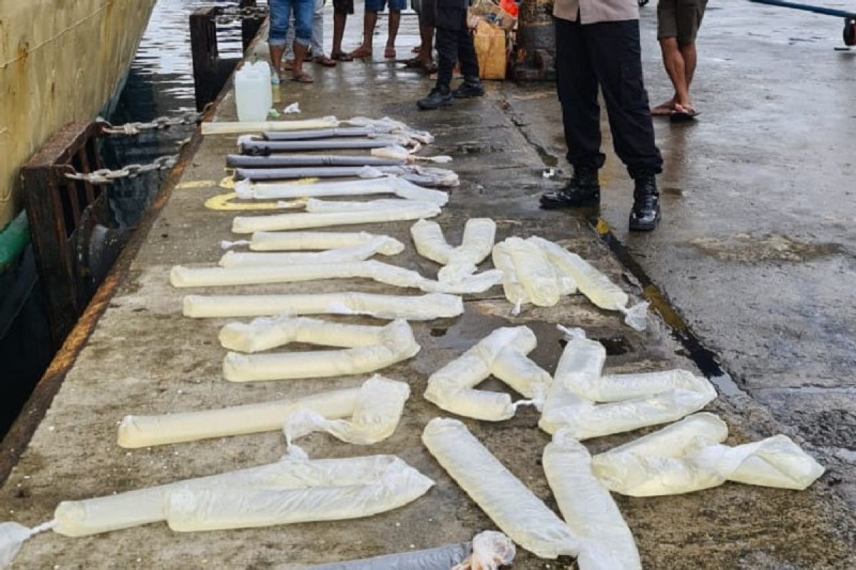 Polsek Pelabuhan Yos Sudarso Ambon memusnahkan 260 liter minuman keras
