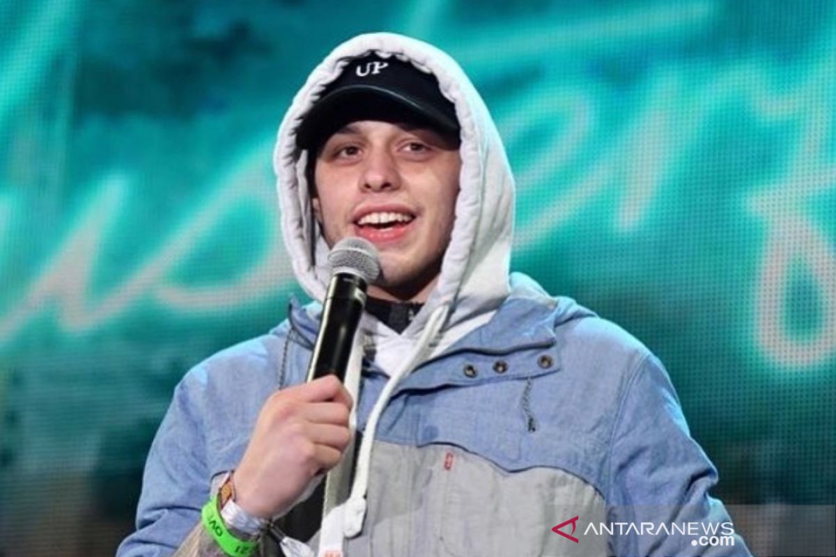 Jon Stewart dan Pete Davidson adakan acara komedi untuk peringati 9/11