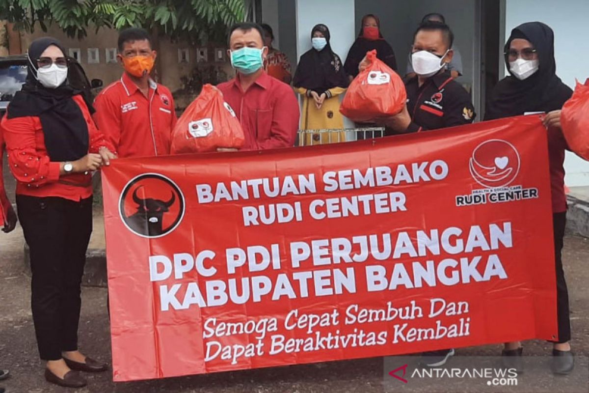 DPC PDI Perjuangan Bangka membagikan ratusan paket sembako