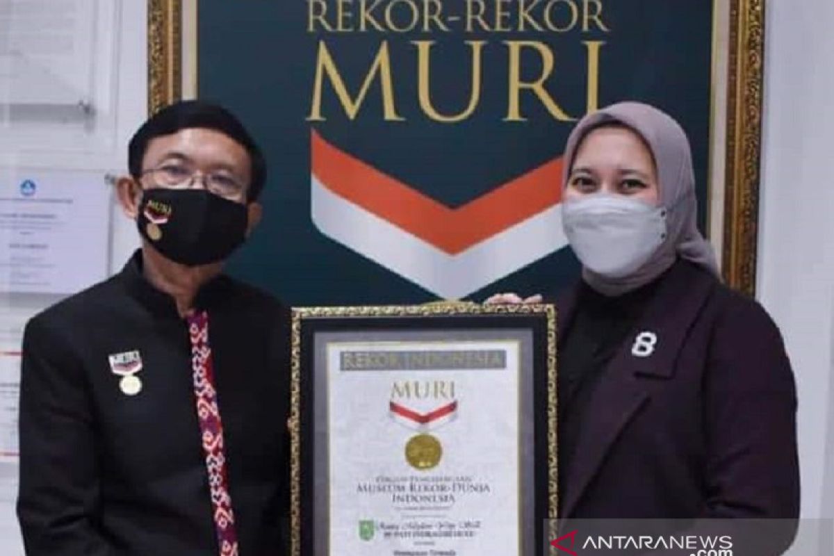 Rezita Meylani dianugerahi rkor MURI sebagai Bupati perempuan termuda di Indonesia
