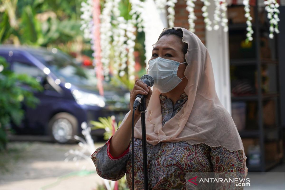 Yenny Wahid menghibur saat vaksinasi COVID-19 di kediamannya