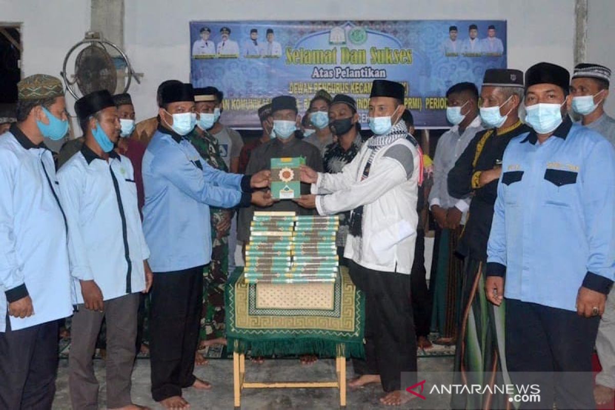 BKPRMI Aceh Timur serahkan puluhan Al Quran untuk daerah pedalaman