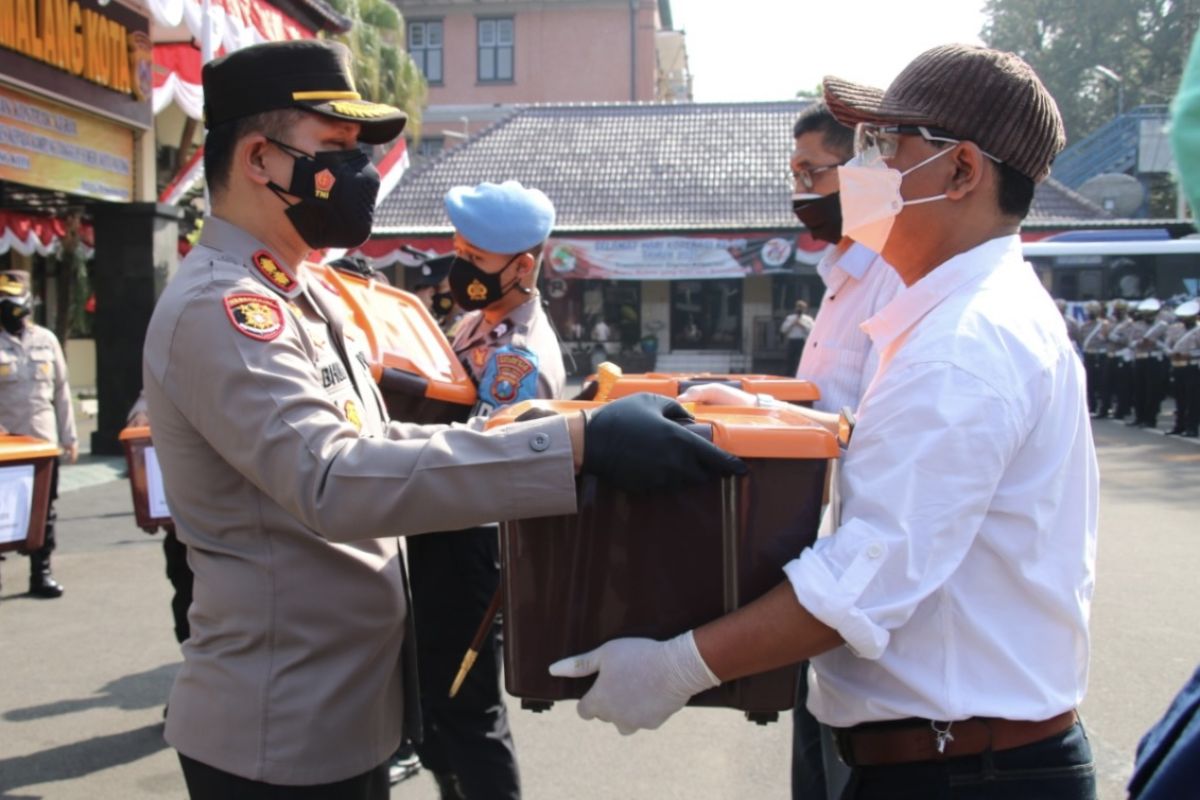 Polresta Malang Kota beri bantuan peralatan di Kampung Tangguh