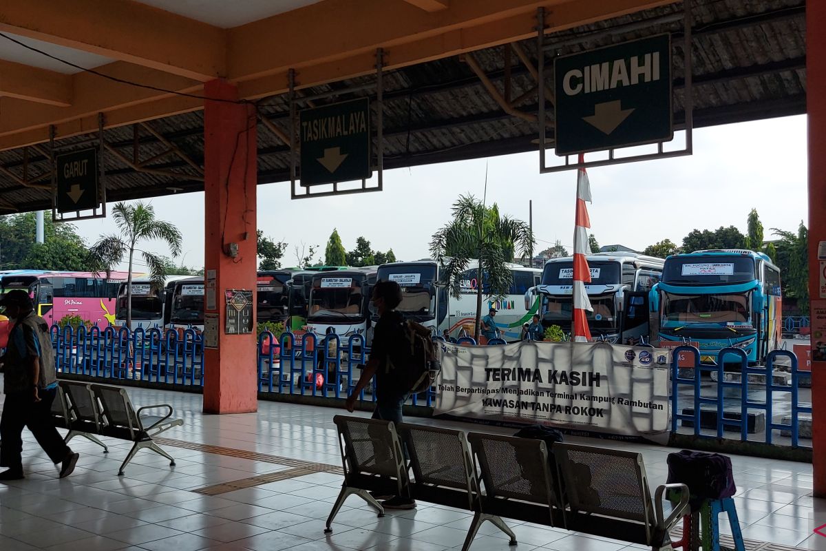 Terminal Kampung Rambutan berangkatkan 300 penumpang saat PPKM