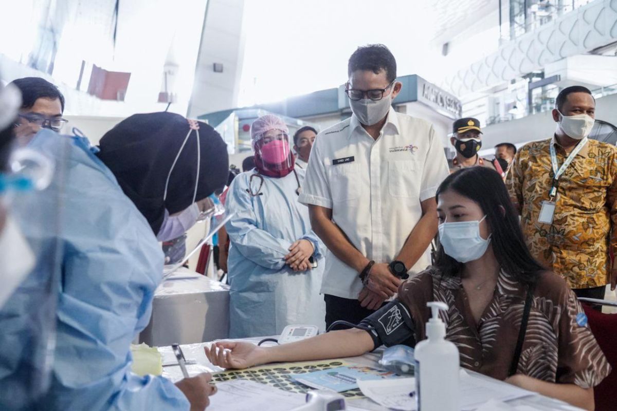 Minister Uno observes COVID vaccinations at Soekarno Hatta Airport