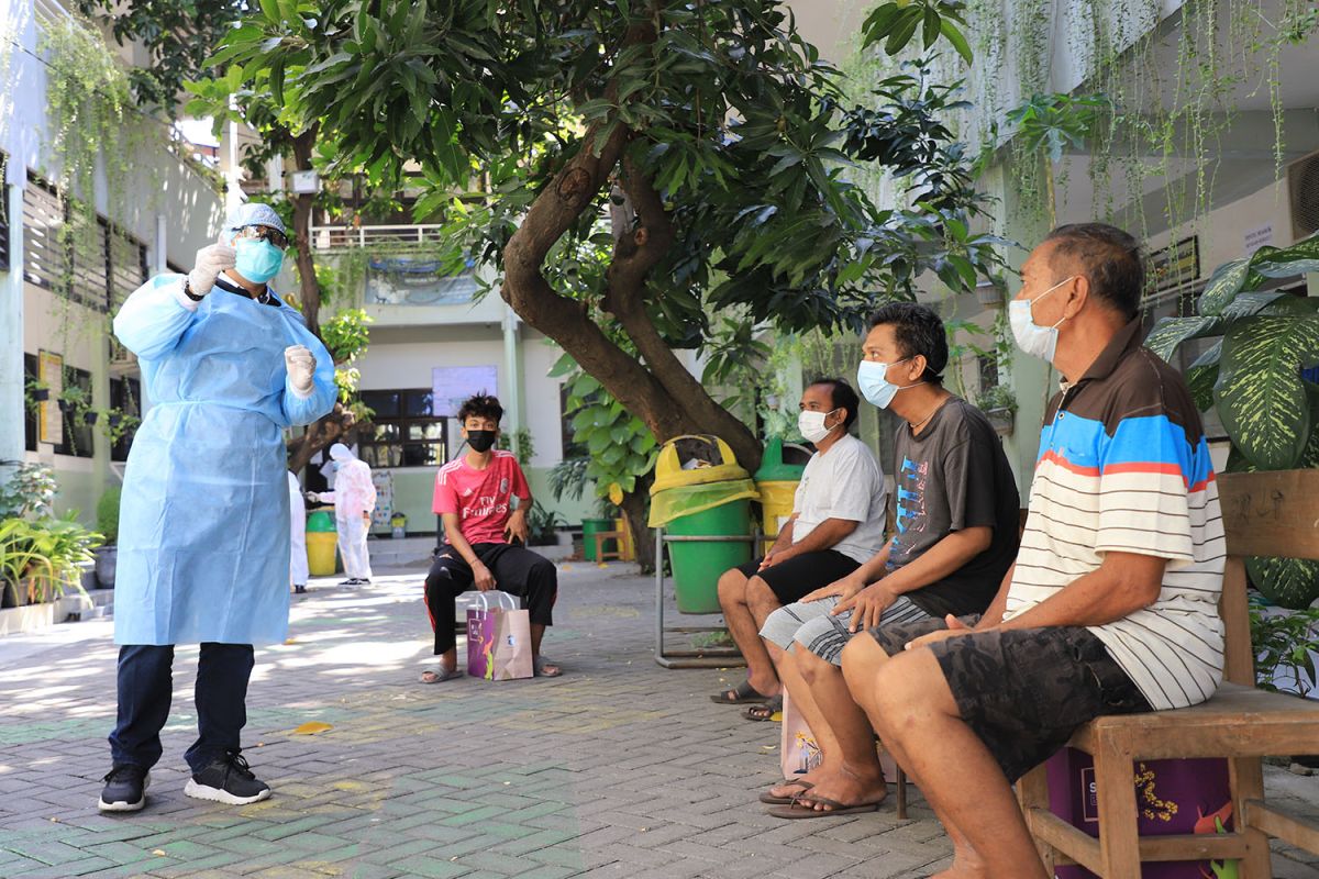 Pakai APD lengkap, Wali Kota Eri Cahyadi keliling semangati warga isoman