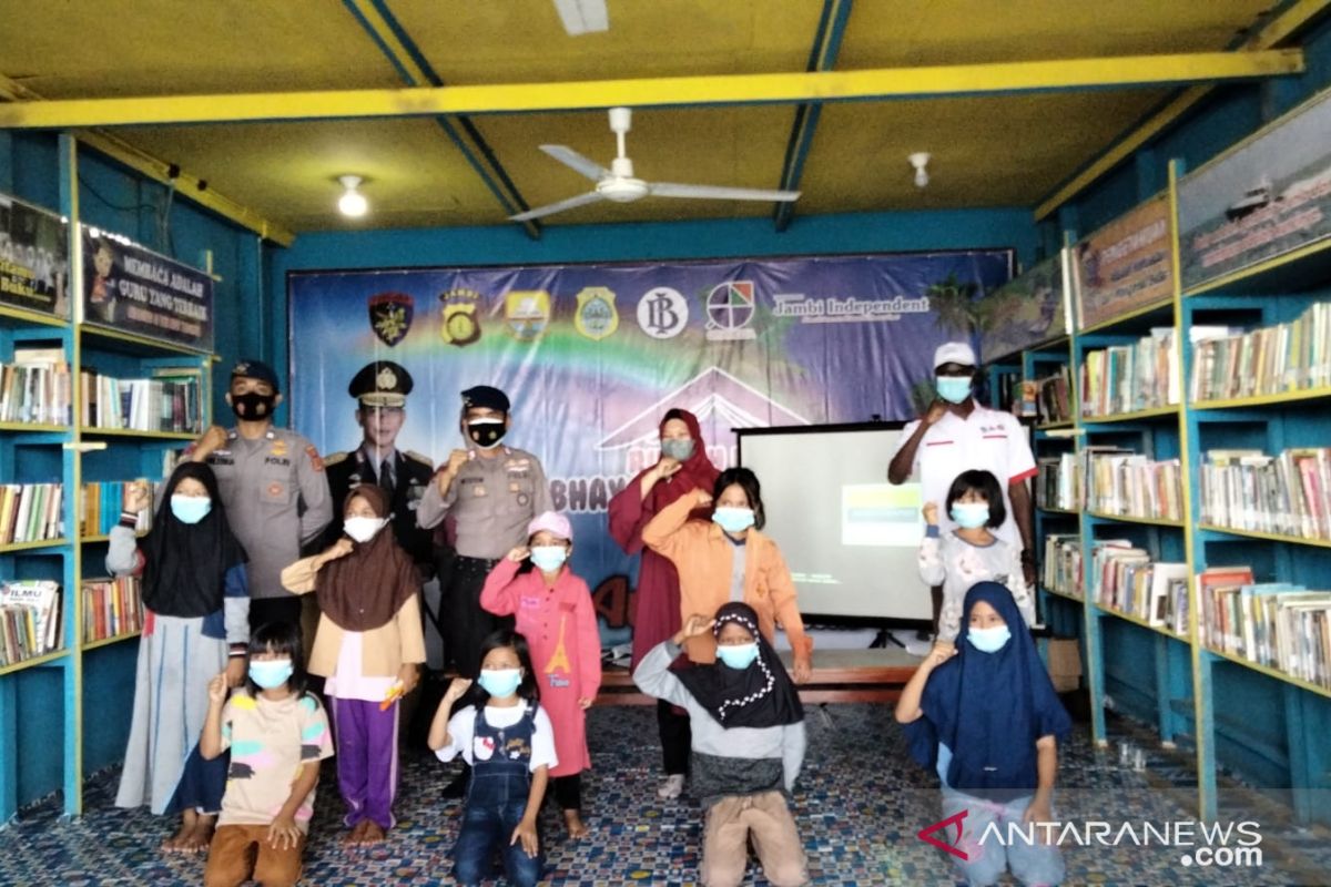 Bhayangkari Bahari dirikan rumah baca di Kampung Laut Tanjabtim
