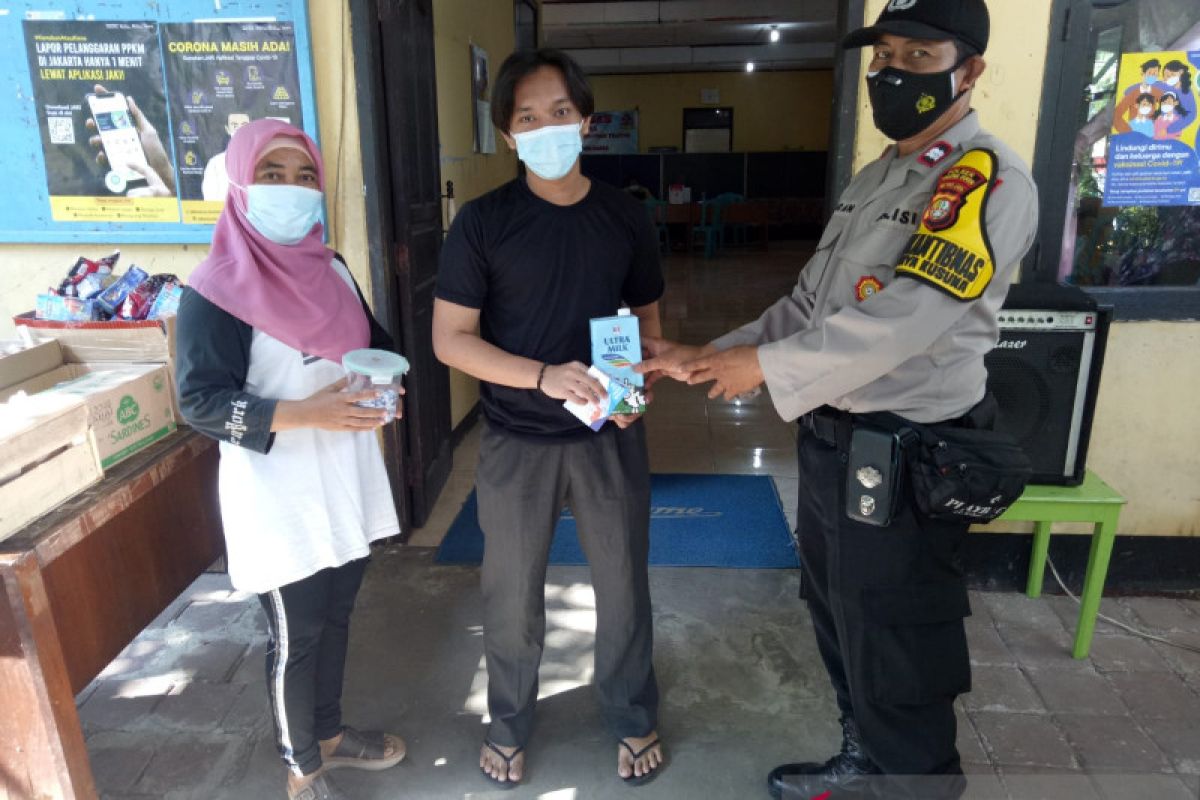 Polisi bagikan kupon sembako pada peserta vaksin di Jakarta Barat