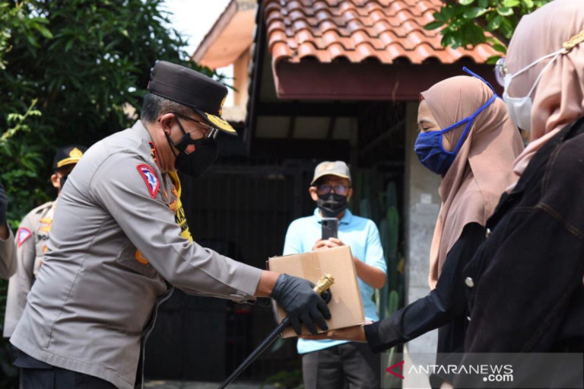 Polri gandeng HMI bagikan bansos mahasiswa perantau di kawasan PPKM