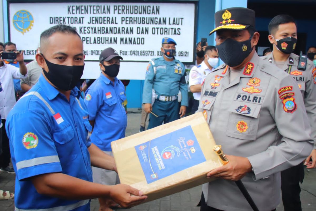 Kapolda Sulut bagikan paket sembako bagi buruh pelabuhan Manado