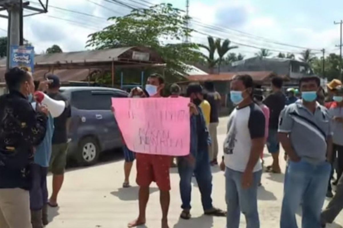 Jalan Gajah Mada Rusak, Aliansi Masyarakat Sebanga Duri demo