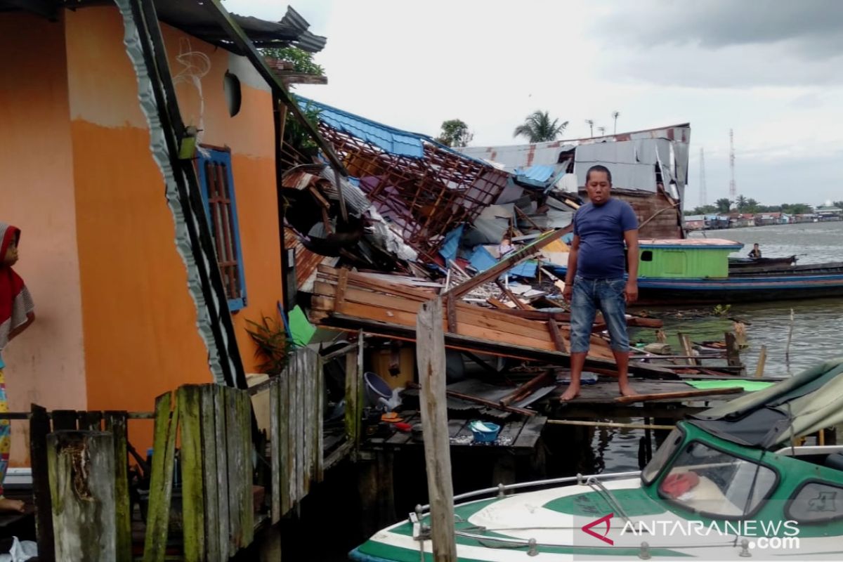 Tongkang batu bara hancurkan rumah warga di Tapin