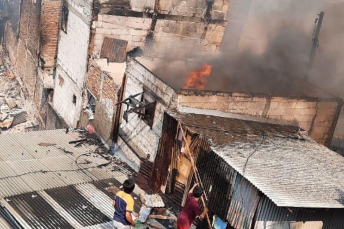 Rumah kawasan padat penduduk di Grogol Petamburan terbakar