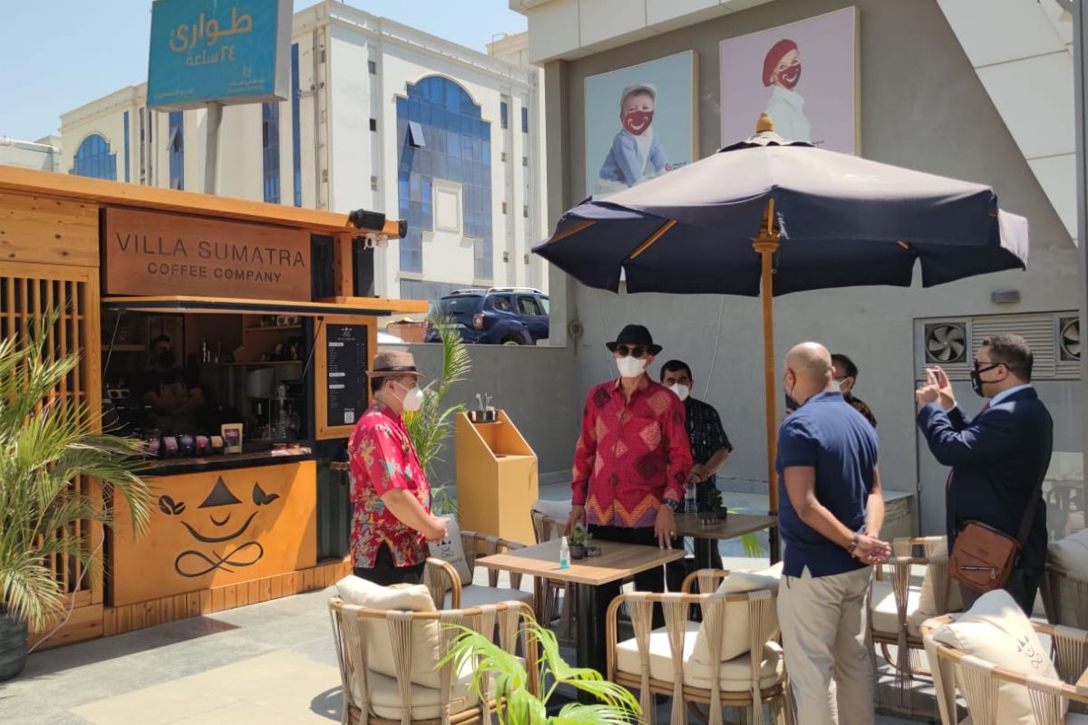 Suasana di Villa Sumatra, kedai kopi unggulan Indonesia yang baru dibuka di Mesir