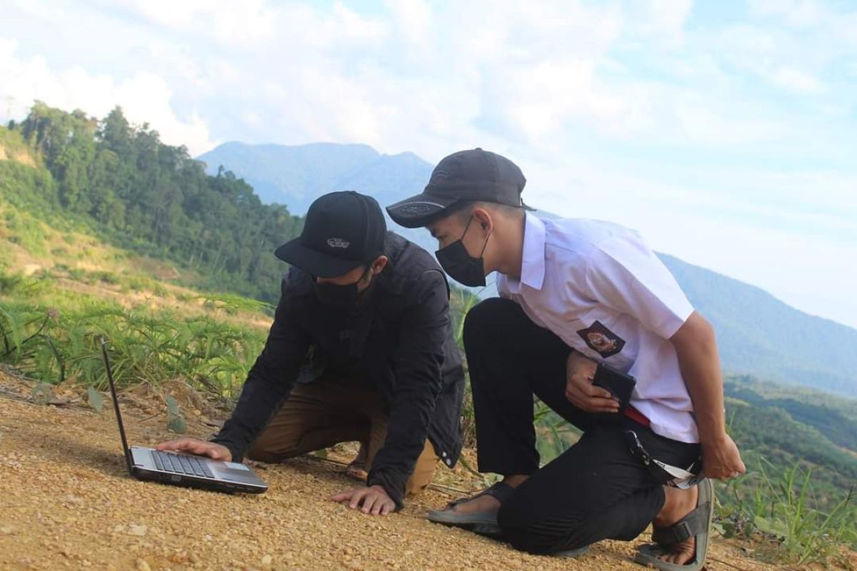 Ikut zoom meeting di batas RI-Malaysia cari jaringan internet di bukit