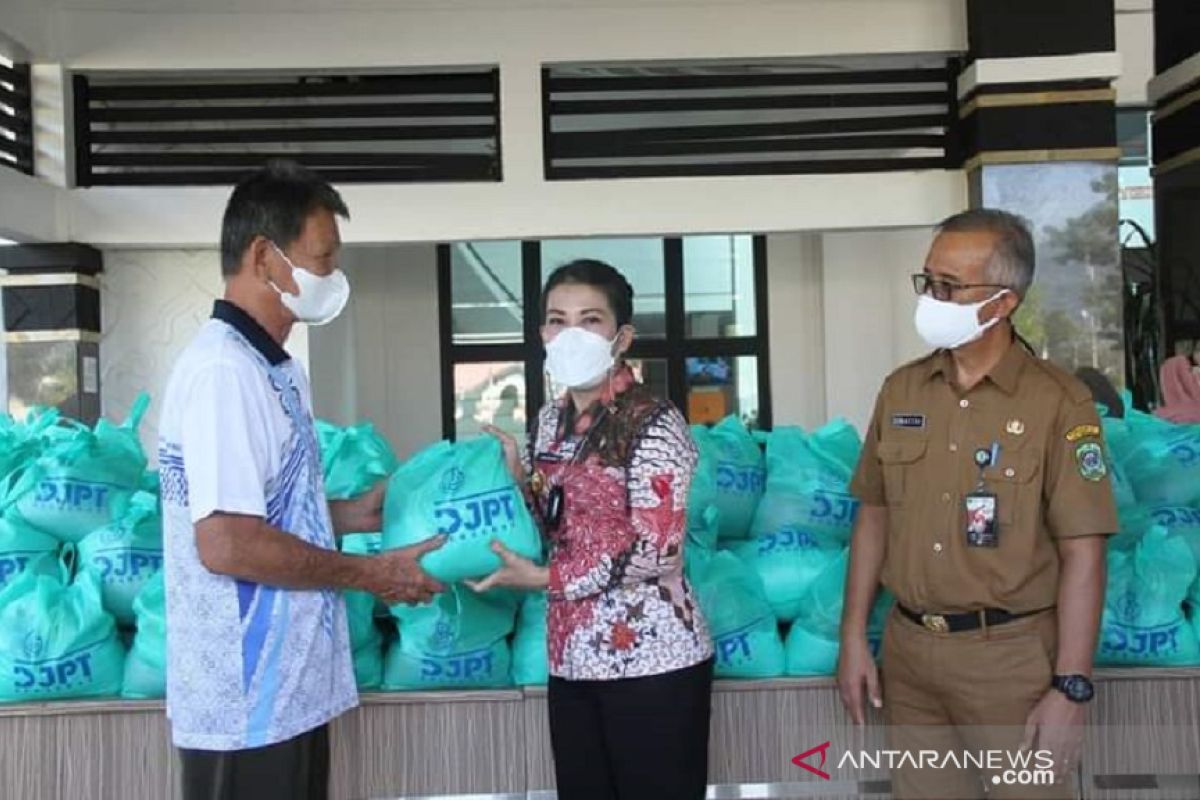 Singkawang bagikan sembako untuk 250 nelayan terdampak pandemi