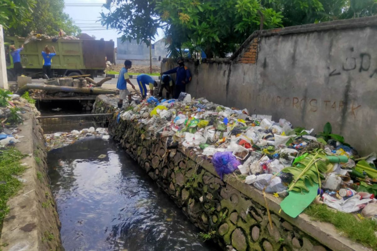 PUPR Mataram menurunkan 270 personel normalisasi saluran