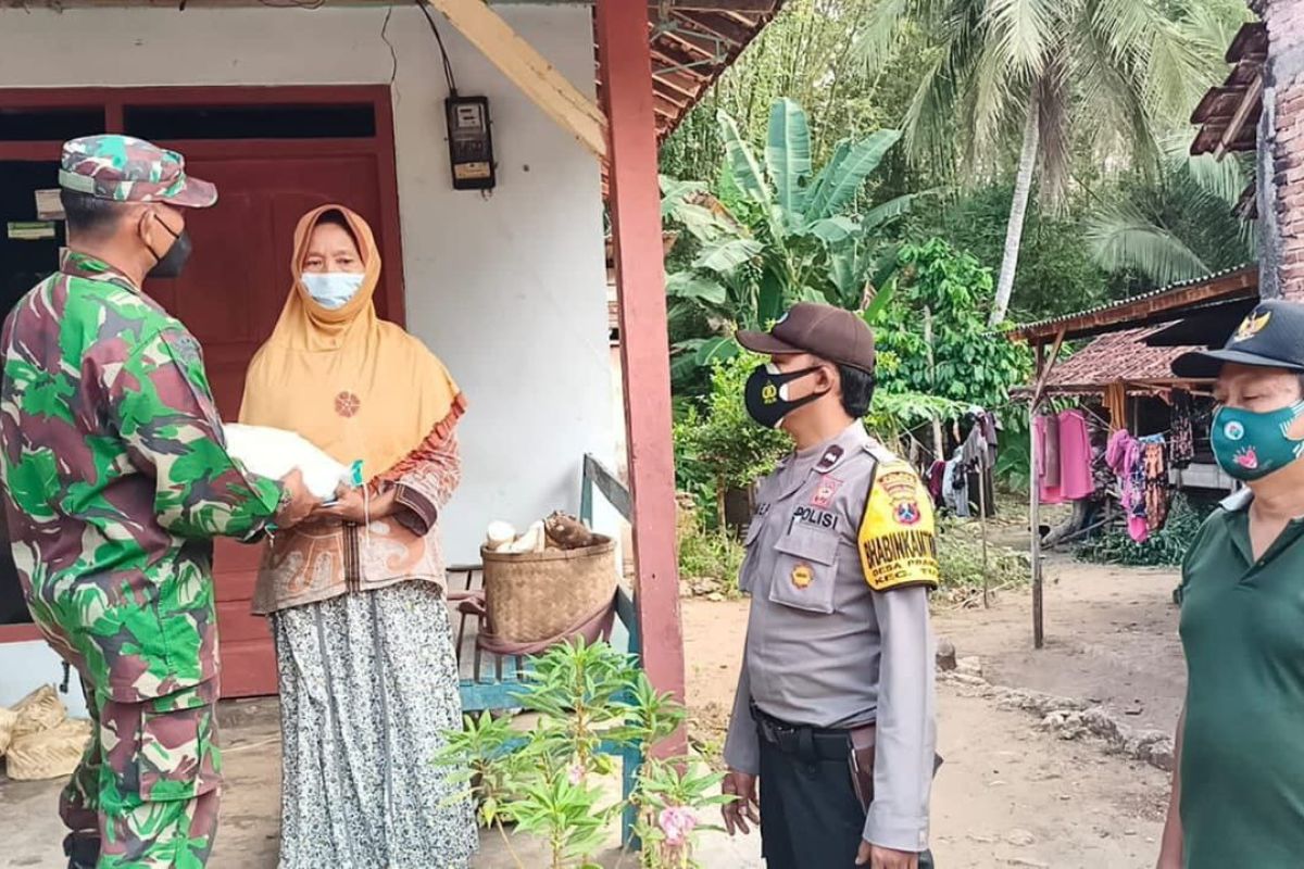 Kodim Trenggalek bagikan ribuan paket sembako ke warga terdampak PPKM