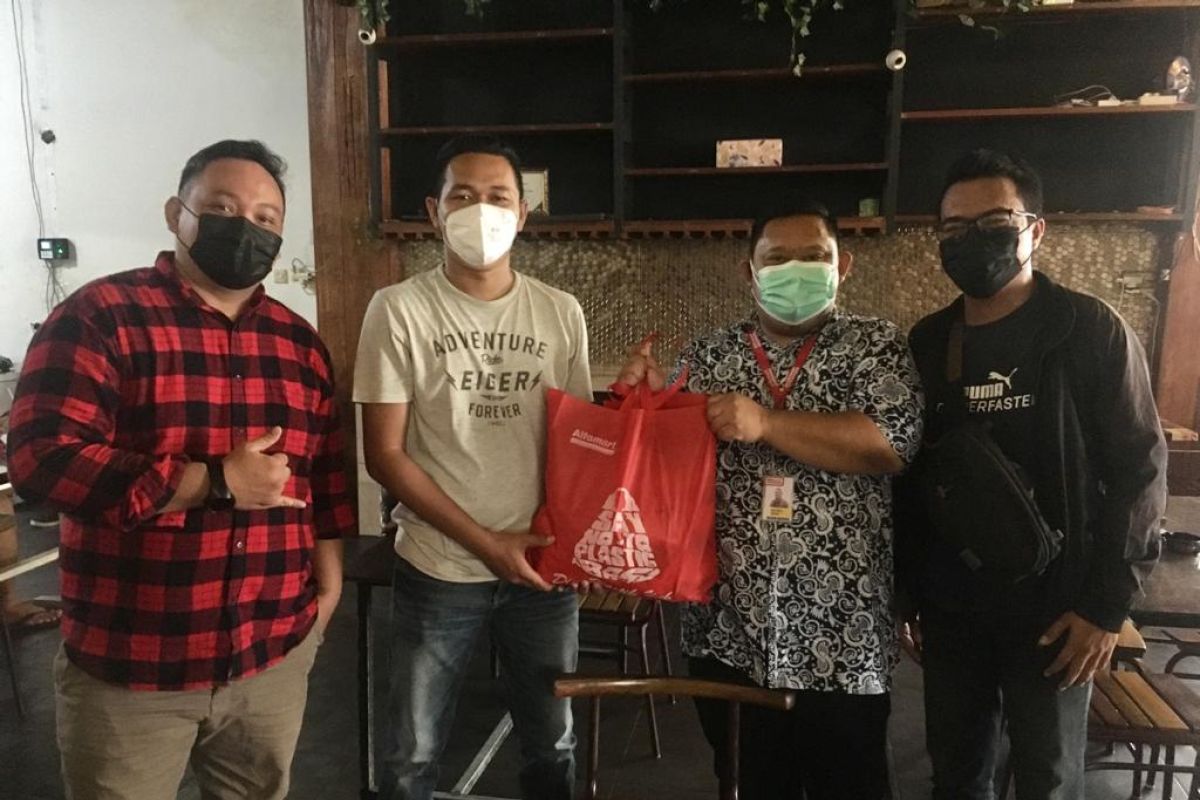 Alfamart salurkan 500 paket sembako untuk masyarakat Kalbar