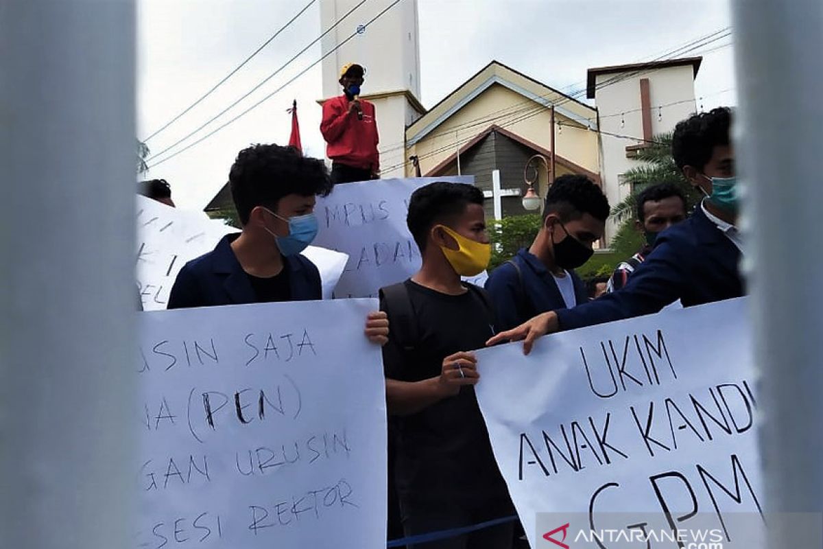 Mahasiwa UKIM Ambon demo minta Gubernur Maluku klarifikasi rekomendasi Rektor, begini penjelasannya